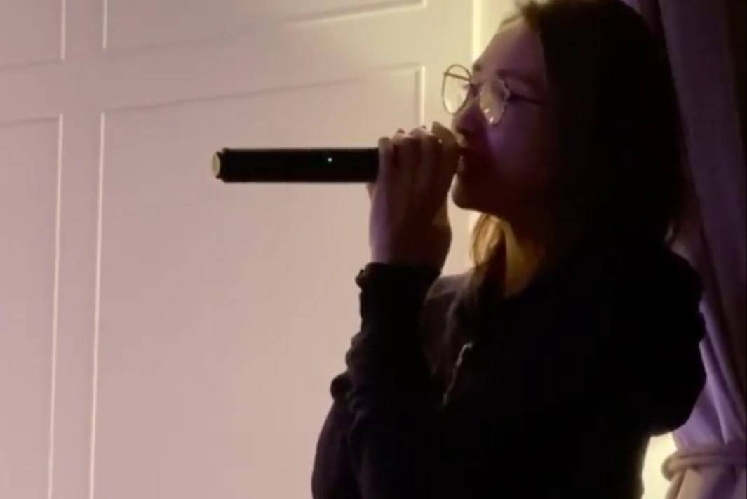 黎姿晒视频久违开嗓，再唱26年前金曲，获阔太甘