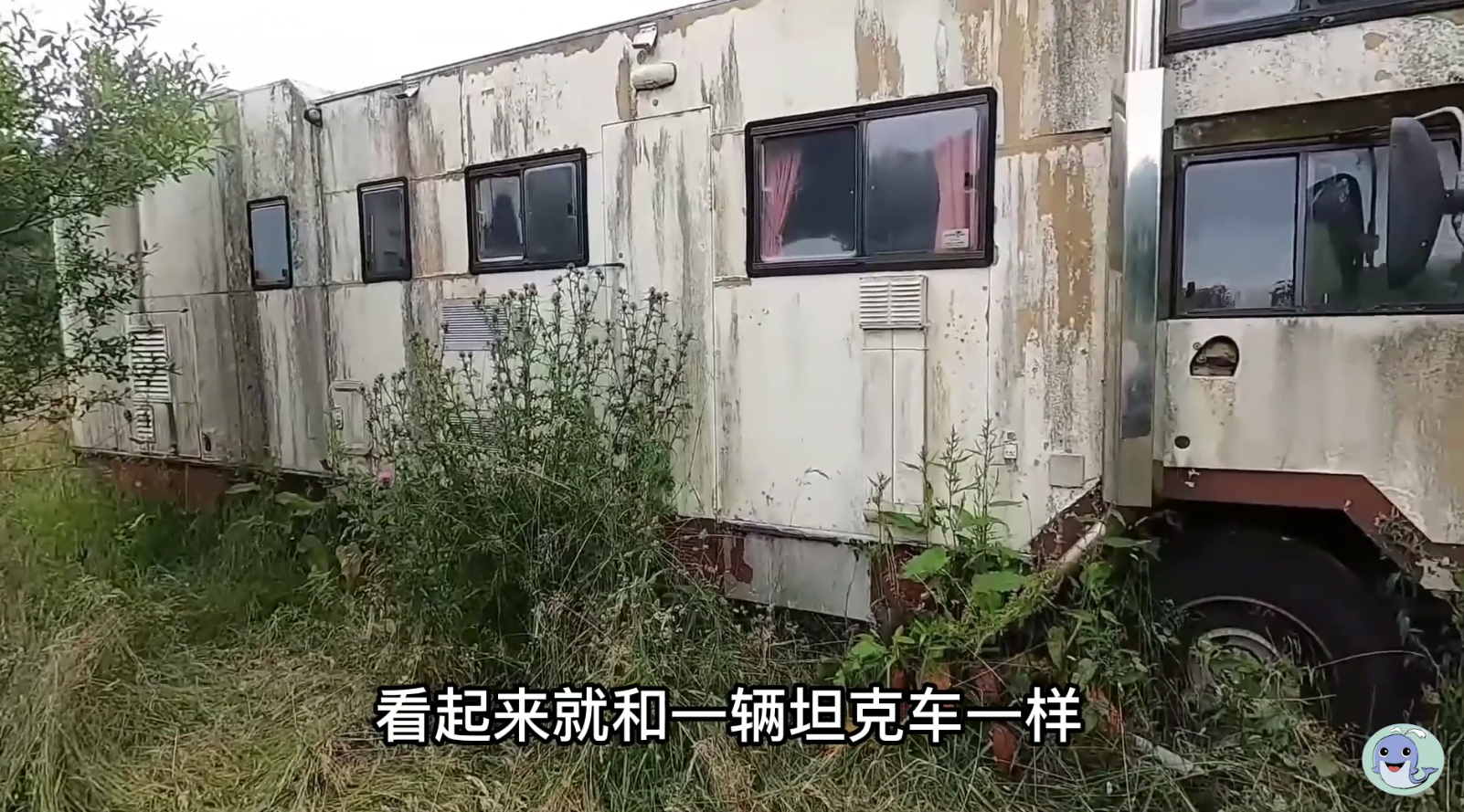 这是一栋被主人遗弃的房屋，价值180万的汽车都不要了