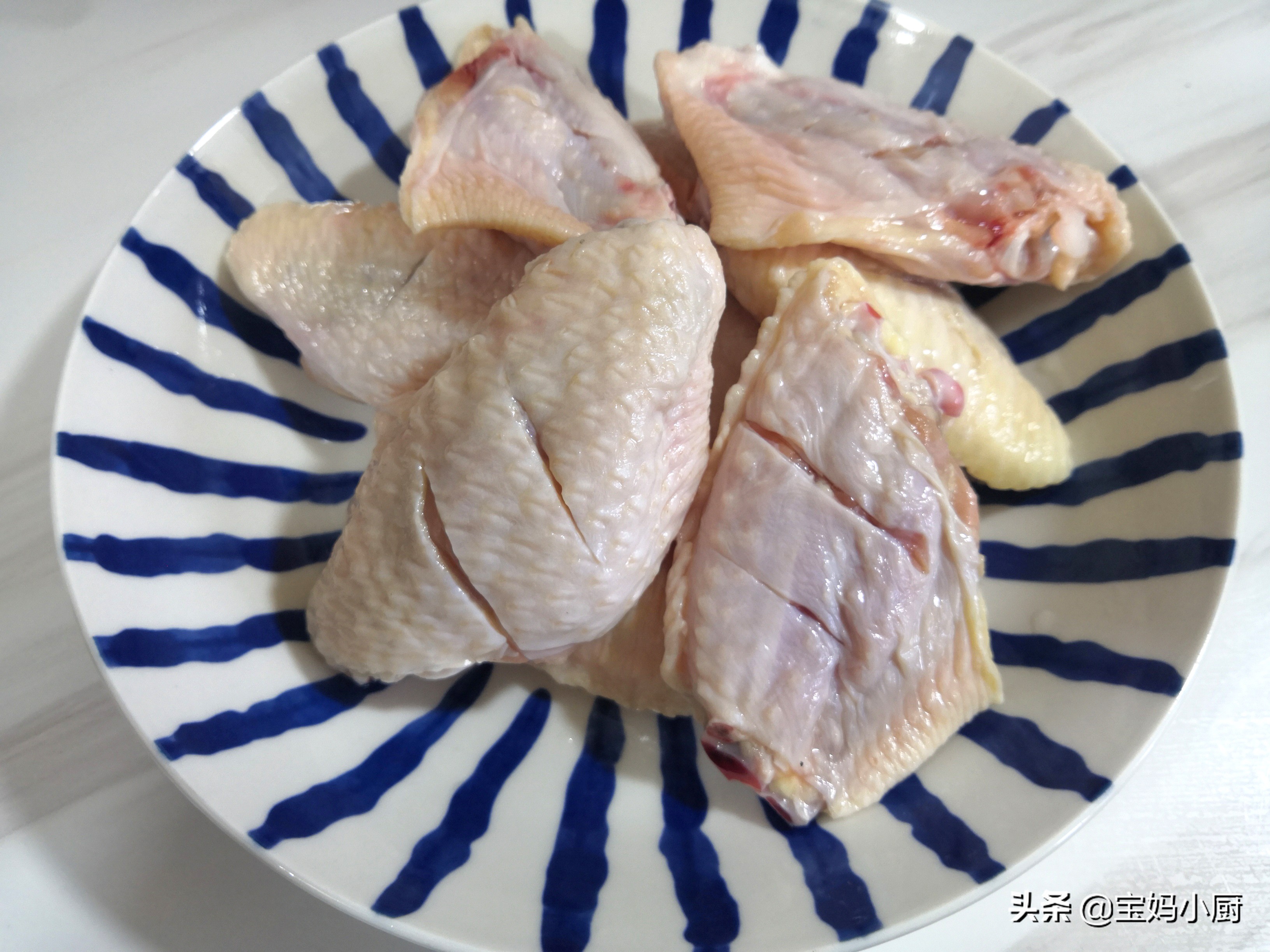 宝妈给孩子做炸鸡翅，不用一滴油，用料简单不繁琐，吃着可香了