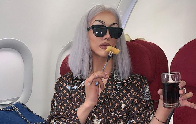 先天唇裂，从小被母亲抛弃，他却靠扮丑养活自己和奶奶 