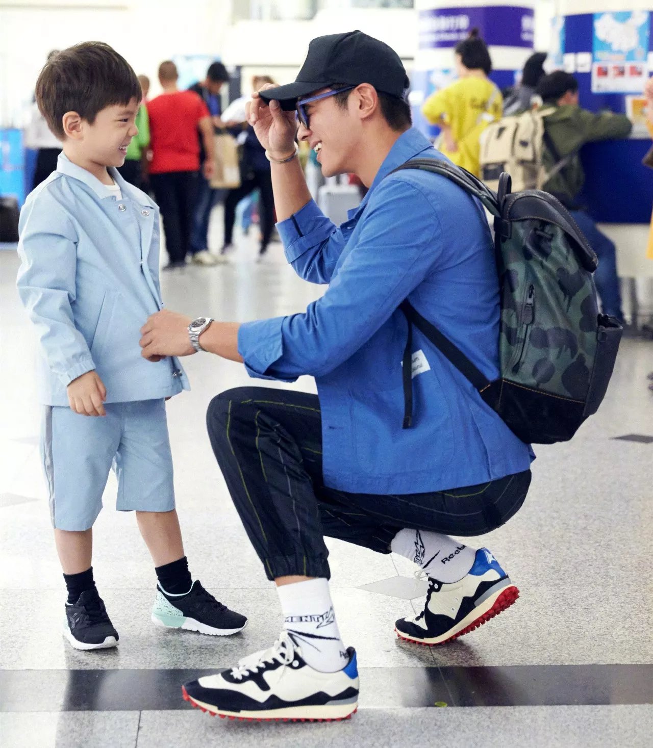 杜江夫婦在街邊等車，霍思燕投進老公懷裡取暖，感情恩愛羨煞旁人