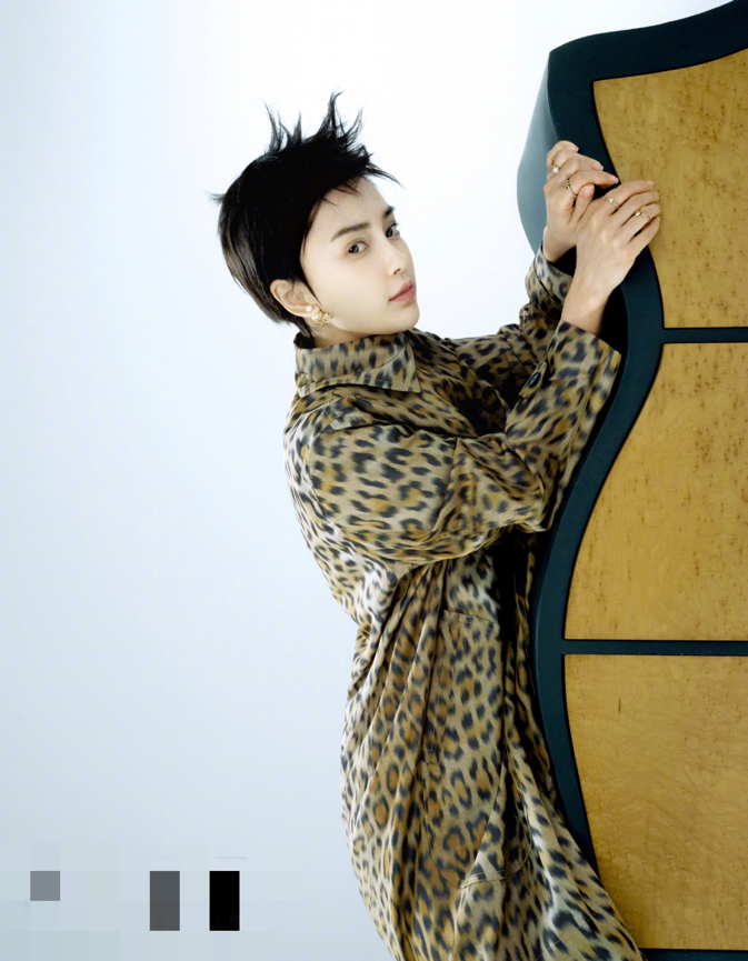 32岁baby晒性感照，露背礼服大方秀蝴蝶背，耳朵通红引粉丝担忧