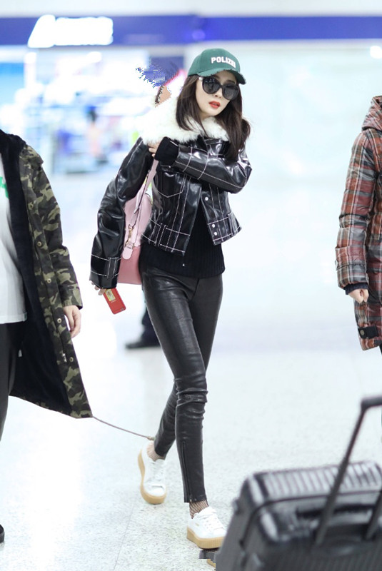 杨幂不愧是85花中翘楚，机场穿皮裤腿细且直抢镜