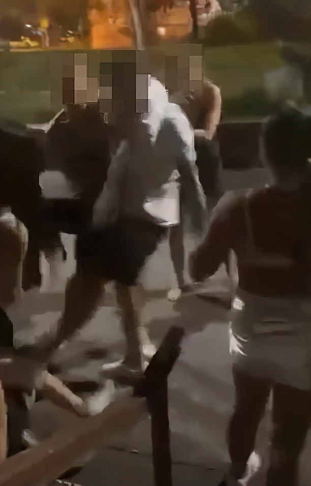 澳华男伙同他人当街围殴3少女，致2人脑震荡被捕！现场视频流出