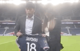 周杰伦获赠圣日耳曼专属球衣，与昆凌开心展示，球号意义非凡