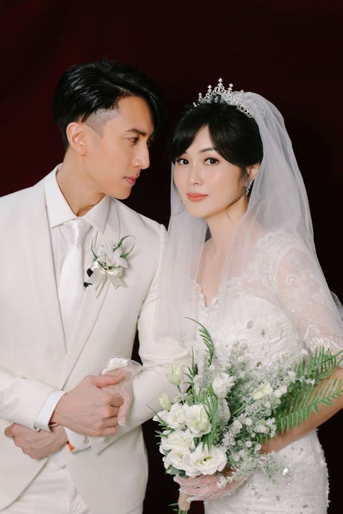 41 years old of Wu Zuntai can maintain! Wear recreational outfit to follow classmate group photo too handsome, complete unlike one generation person