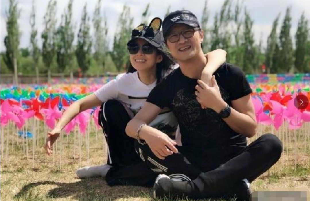 汪峰章子怡带俩娃聚餐，中途将娃送走享独处时光，大女儿没在身旁