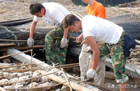 他是李连杰师弟，曾试图复制李连杰的成功，却陷入至暗时刻，直至汶川地震，改变了他的一生