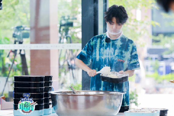 《中餐厅》：王俊凯给林大厨送饭，赵丽颖切肉切到手抖