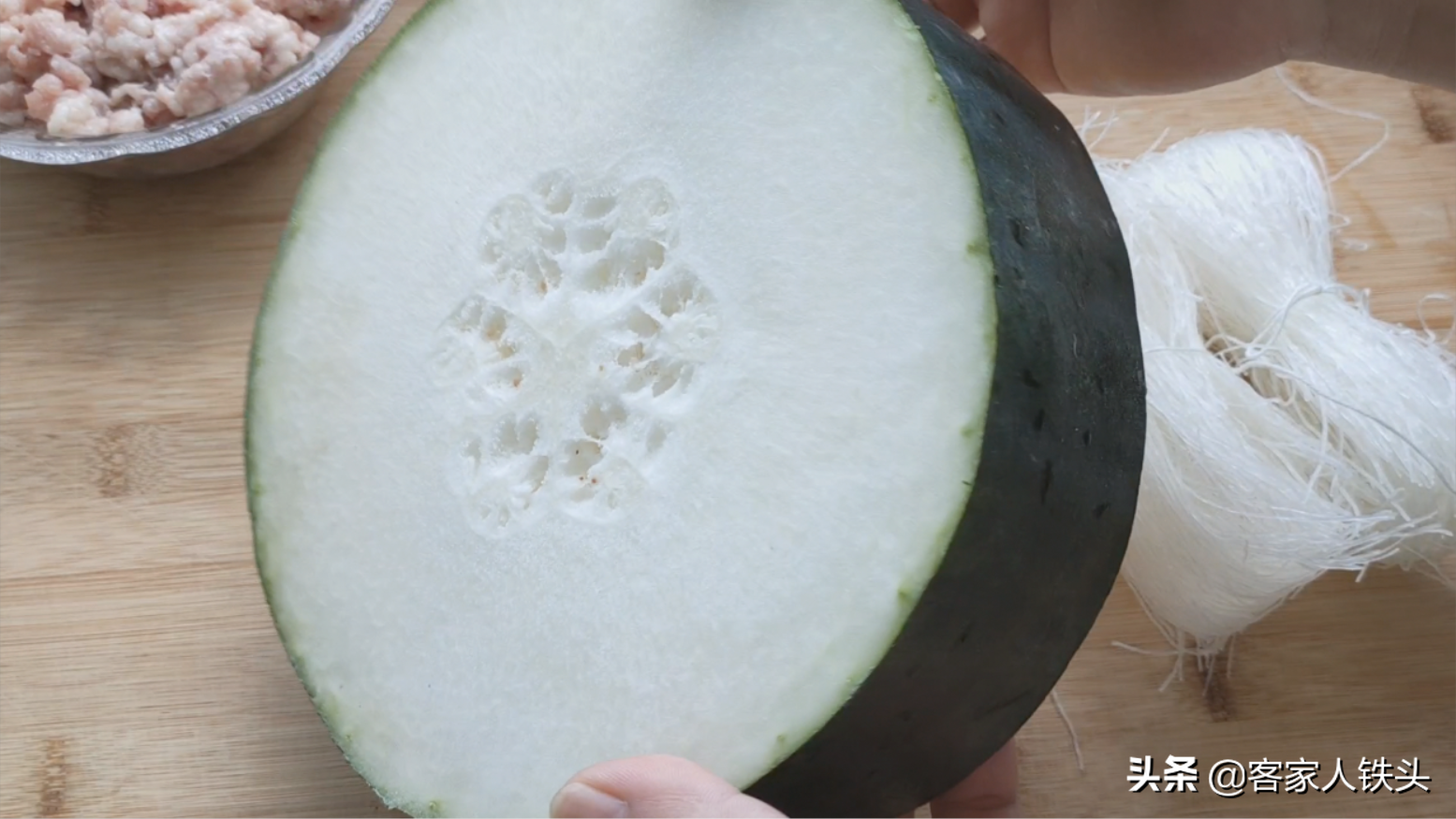 1块冬瓜2把粉丝卷一卷，以后待客就这样做，营养好吃简单又漂亮
