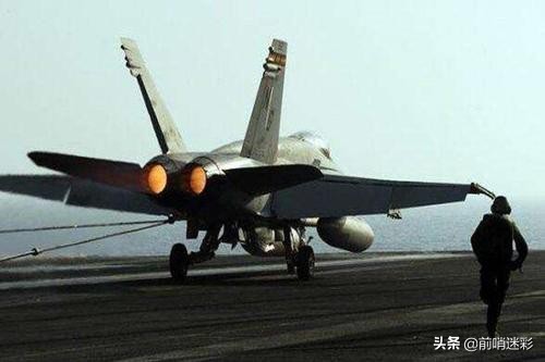 航母地勤有多危险？美国航母阻拦索断裂，瞬间