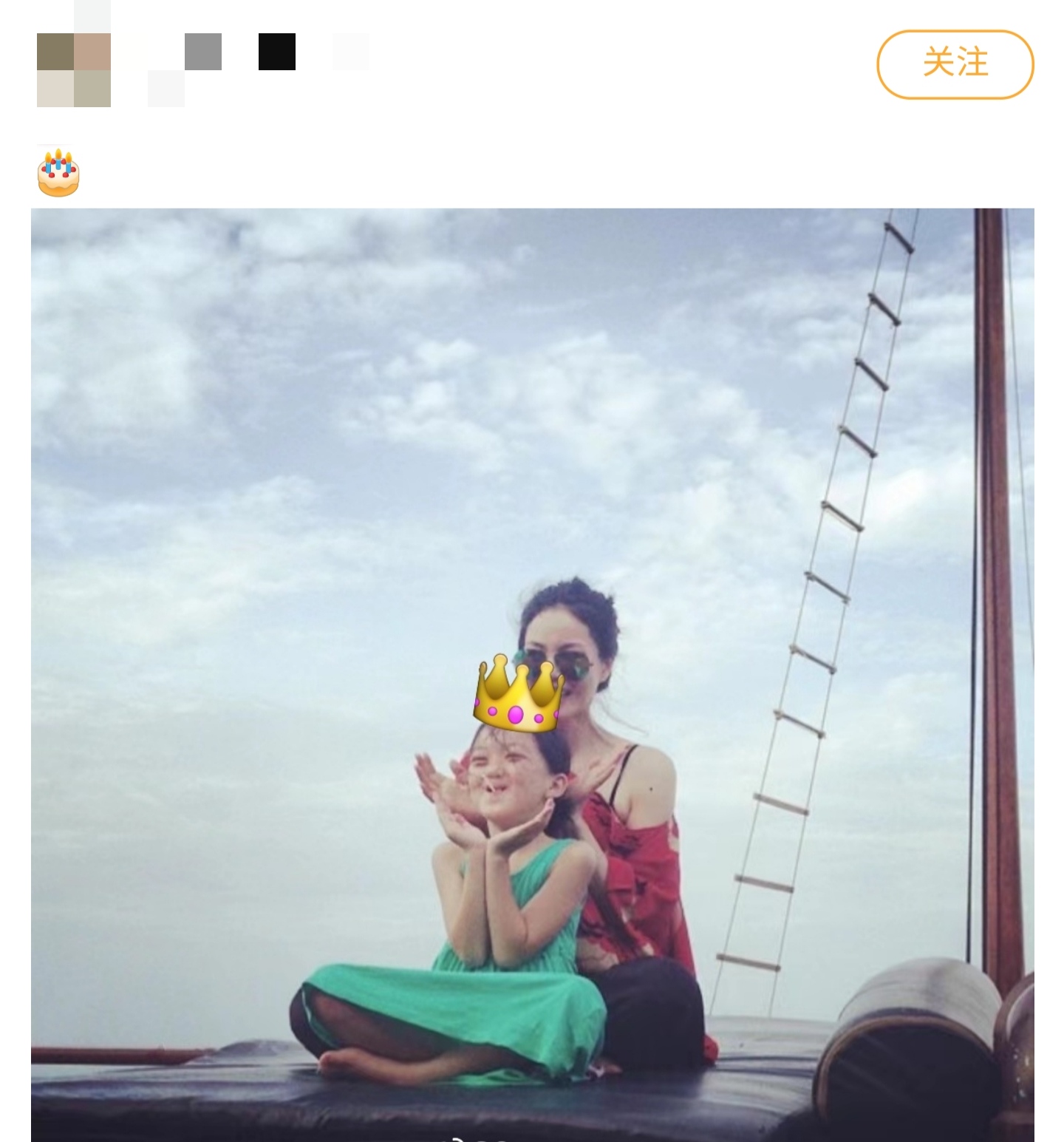 王菲晒旧照为小女儿庆生，大露香肩对李嫣一脸宠溺，如今鲜少同框