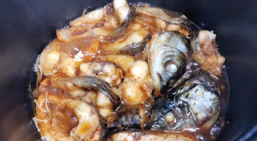 电饭锅焗草鱼，这做法第一次见，不油炸不煎，鱼肉鲜嫩入味，解馋