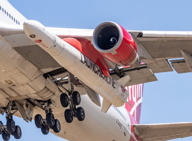 造型犹如空射弹道导弹，超级客机即将飞往关岛