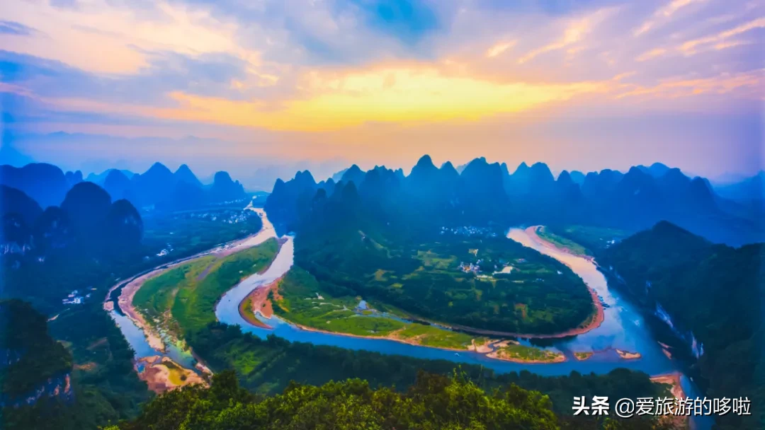 The best place to travel in October-November, the late autumn tour bus is about to depart