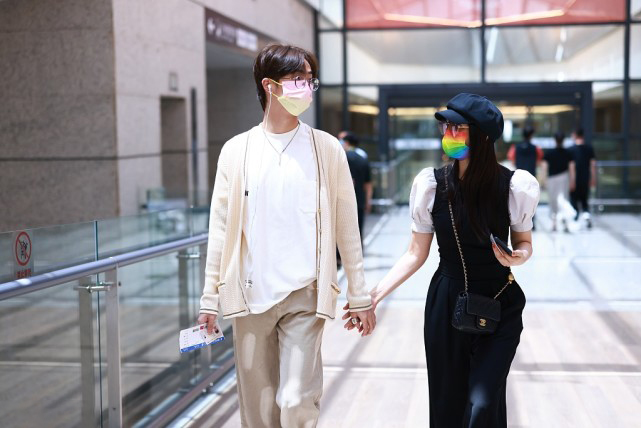 52岁伊能静和儿子同框现身姐弟既视感，恩利紧牵妈妈手暖男范十足