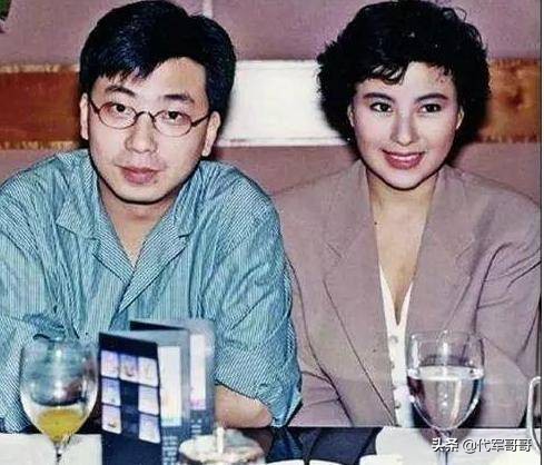 一婚嫁大4岁音乐才子，二婚嫁富商生龙凤胎，如