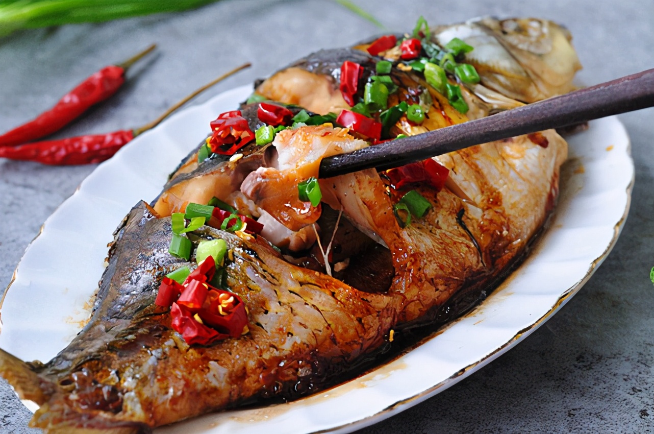 把整條魚扔進電飯鍋裡，不加油不放水，一周吃6次，餐餐都光盤