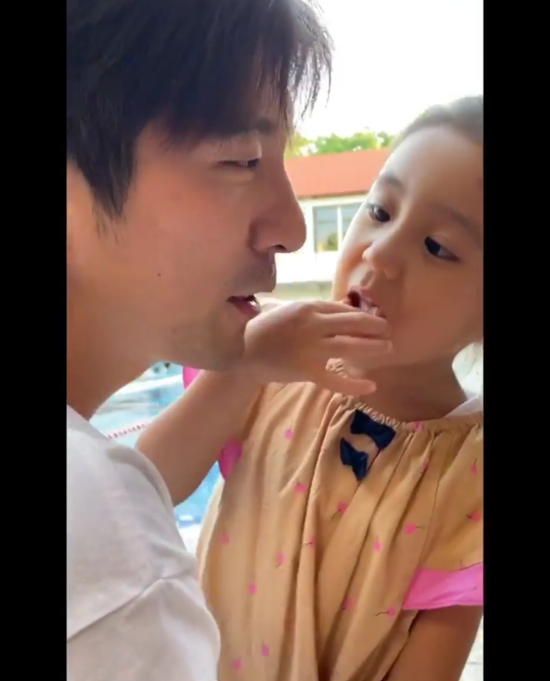 陈建州晒儿子和咘咘互喂零食超浪漫，修杰楷大方同意飞飞追咘咘