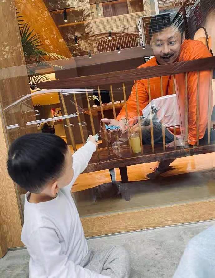 余文乐老婆28周剖腹产，女儿仅两斤，怀孕做到“