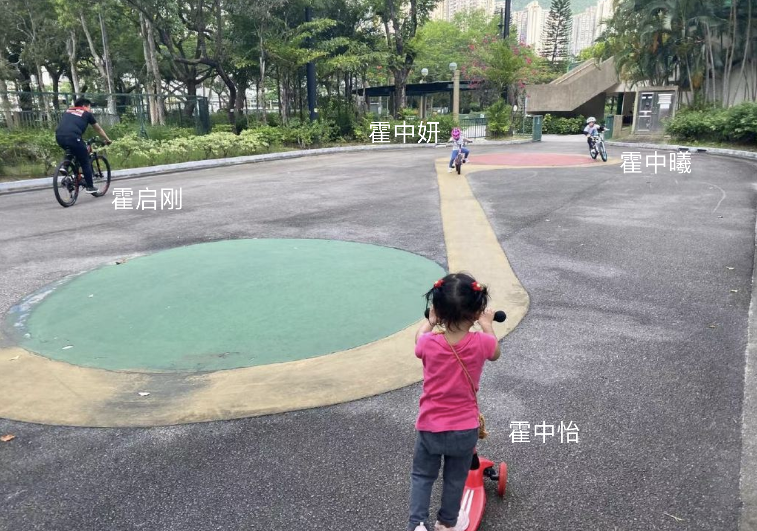 郭晶晶晒全家福为霍启刚庆生，三个子女相拥，相亲相爱超暖心