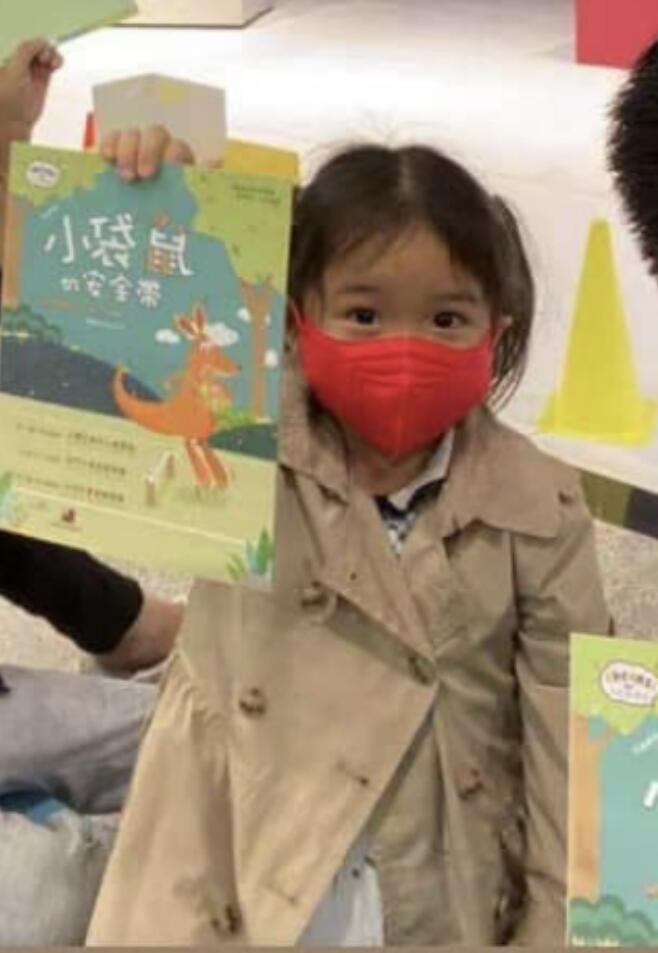 霍啟剛郭晶晶陪孩子過週末，哥哥帥氣，二妹霍中妍扎雙馬尾好可愛