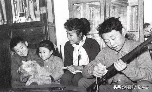 最凄美“讣告情书”！96岁黄永玉送别太太，那是他爱了76年的初恋