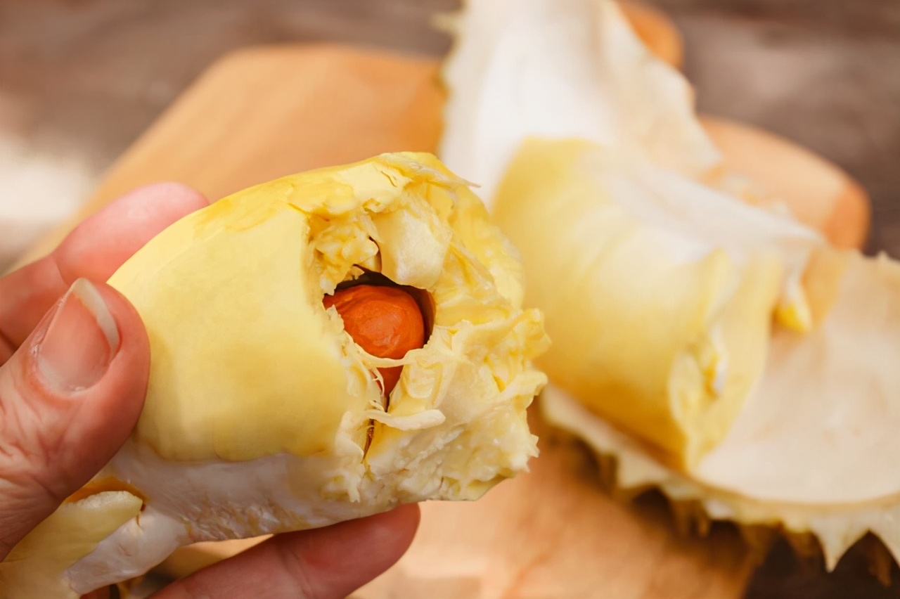 買榴蓮就挑“母”的，皮薄肉厚，牢記4個小技巧，老闆看你是內行