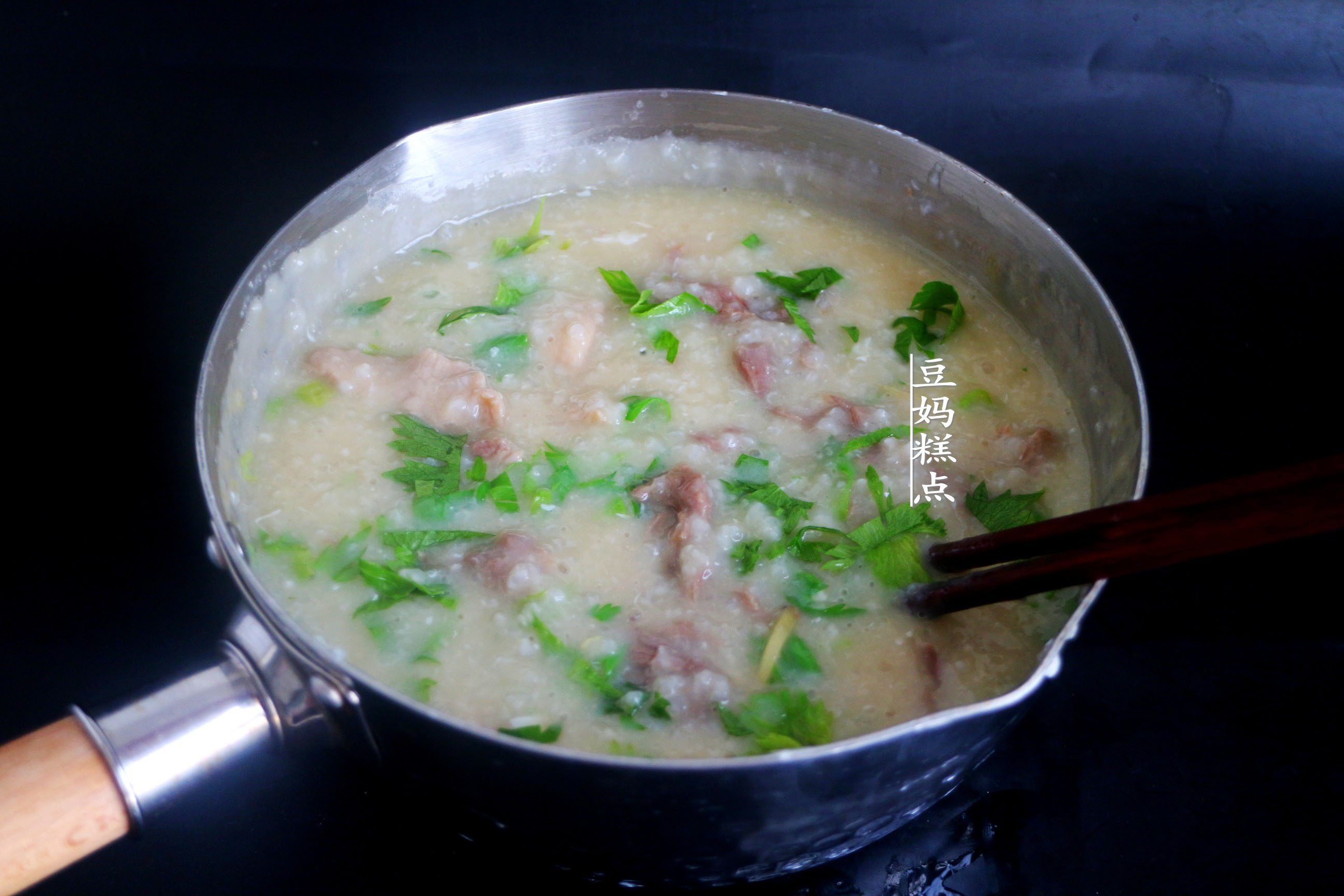 經典廣式牛肉粥的做法，只需10分鐘，肉嫩粥滑