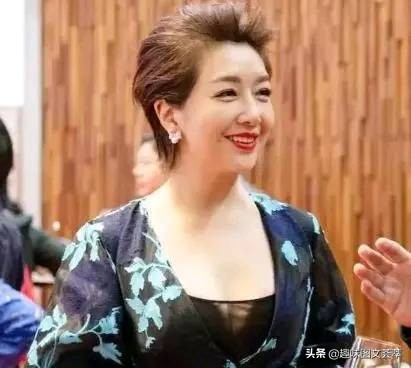 52岁江珊从133斤到99斤，美回颜值巅峰，直言不跑