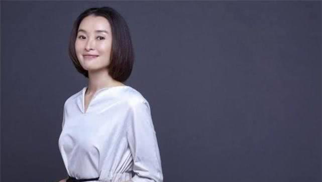 她当红时与陈建斌分开，后来独自养家，如今日子过得安逸且幸福