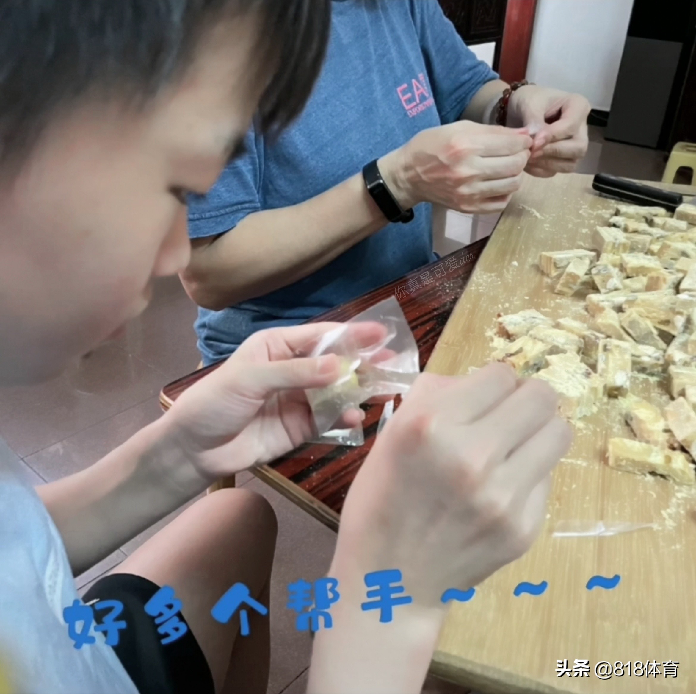 亲闺女！何教练带全红婵回自己家过节，小红跟着师母第一次做蛋糕