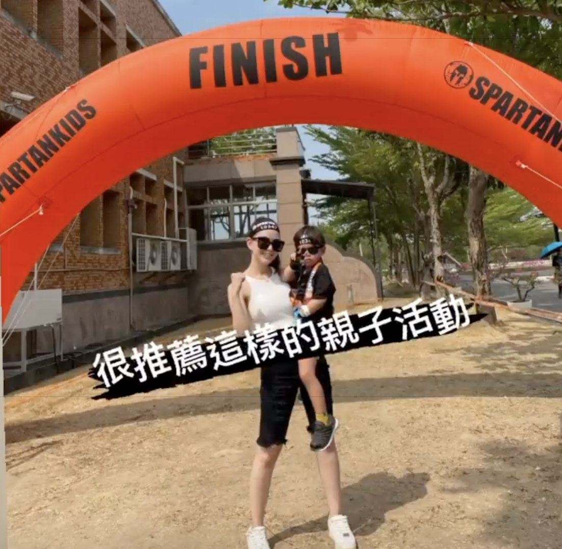 昆凌參加親子運動，女兒搬輪胎不嬌氣，弟弟高冷比耶成Q版周杰倫