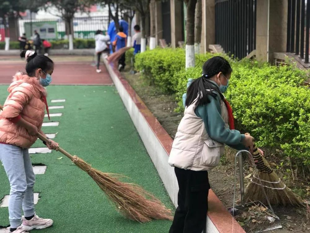 成都市双流区彭镇小学开展“向雷锋同志学习”主题教育活动