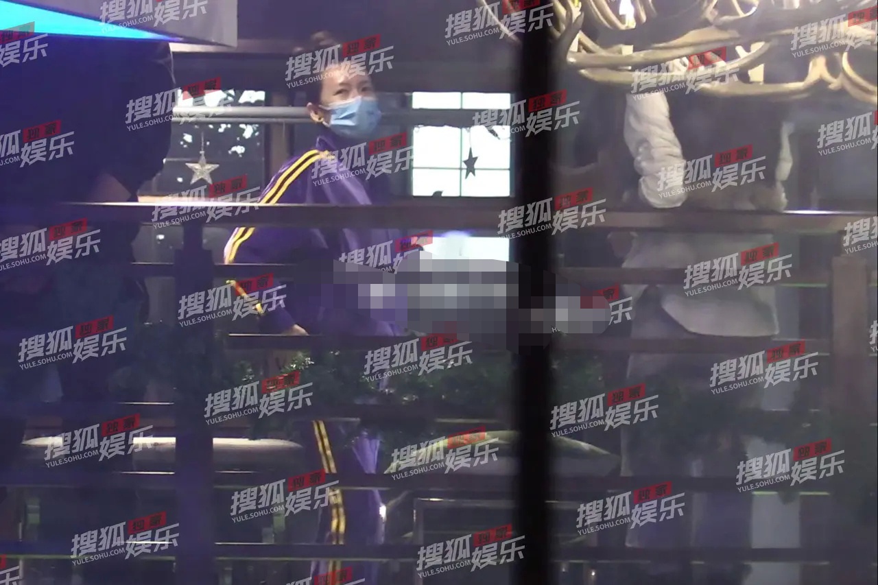 41岁章子怡深夜现身医美诊所，包裹严实显谨慎，曾因显老遭吐槽