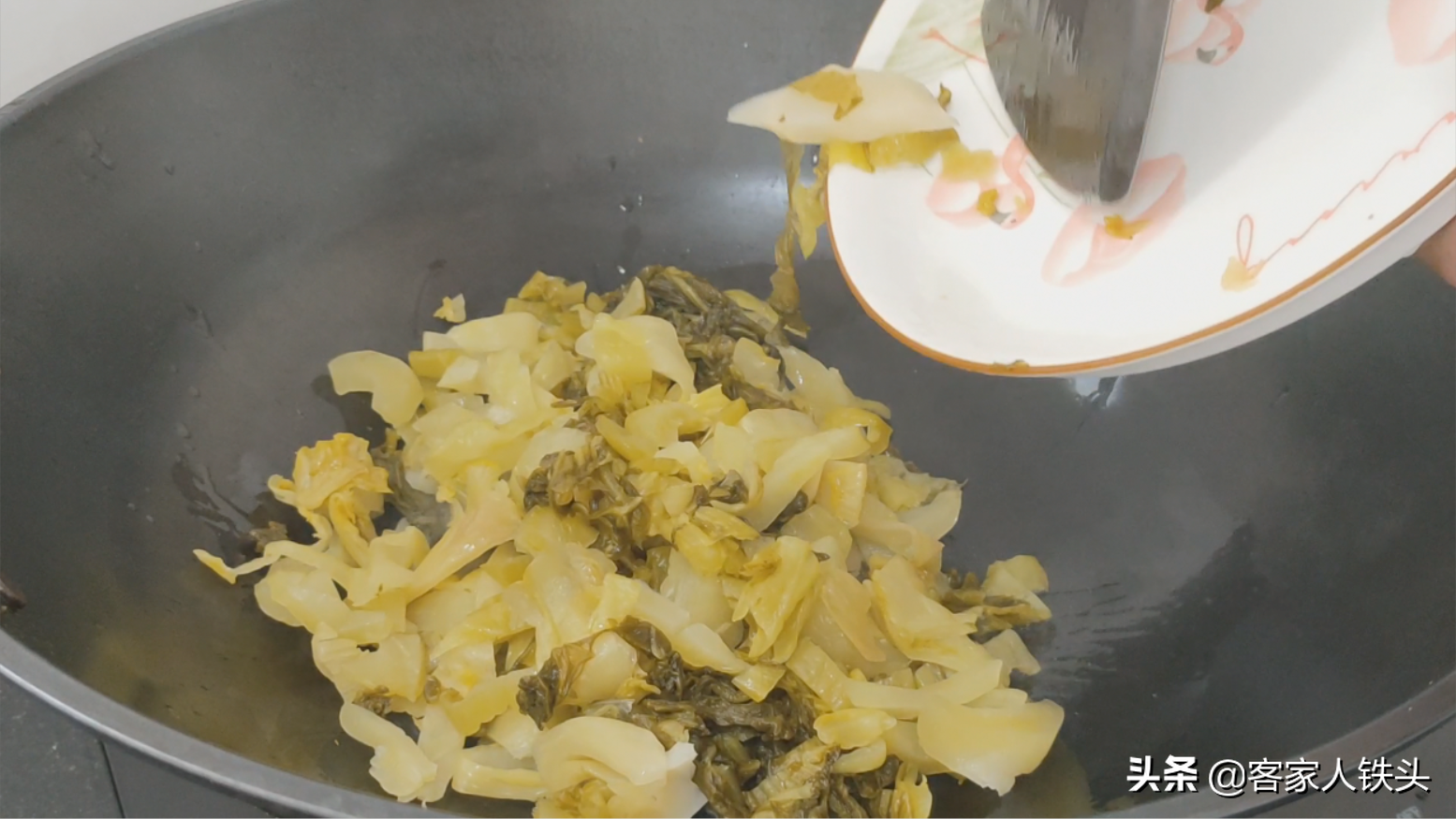 廣東人吃粉腸真有一套，半斤做一鍋，配料有訣竅，鮮嫩開胃營養好