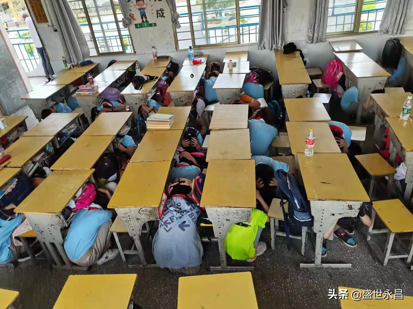 武穴市梅川鎮(zhèn)小學(xué)開展防震應(yīng)急逃生演練(圖1)