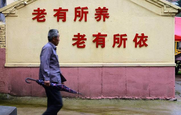 夫妻两人退休金共4700元，有两套房和12万存款，