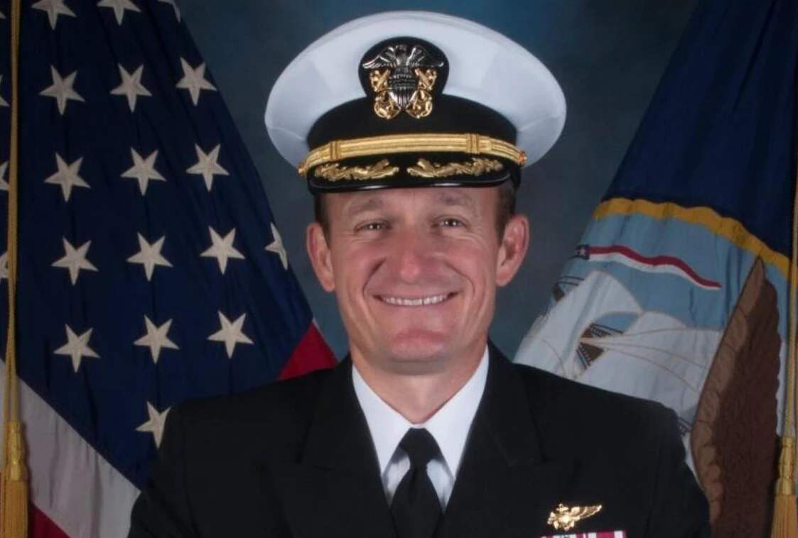 罗斯福号危急时刻，英雄舰长挺身而出后遭免职