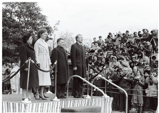 放弃对台湾使用武力？79年邓小平访美面对刁难，他如何作答？