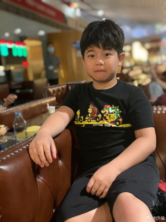 10岁安吉为减肥苦练篮球，双手握拳秀肌肉，教练忍不住直夸可爱