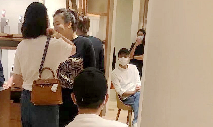 网友偶遇袁咏仪买名牌包，张智霖在旁等候，随时准备掏15万元买单