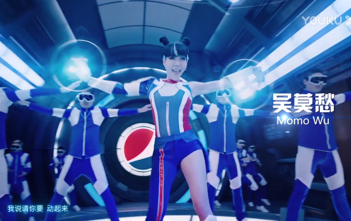 从纽约时代广场的顶流，沦落到小县城卖唱，吴