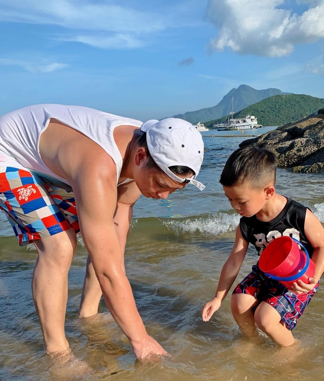 胡杏儿内地拍戏，丈夫既当爹又当妈带儿子捡贝壳，奕霆呛水萌态足