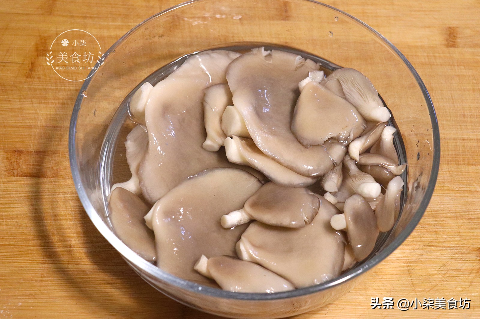 图片[5]-蘑菇别再炒着吃了 教你一个新做法 一次做3斤不够吃 太香了-起舞食谱网
