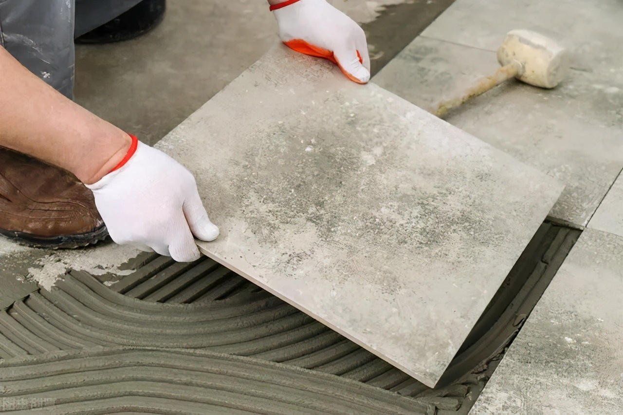水泥砂浆、瓷砖胶、有什么不同？哪一种材料更适合铺瓷砖？