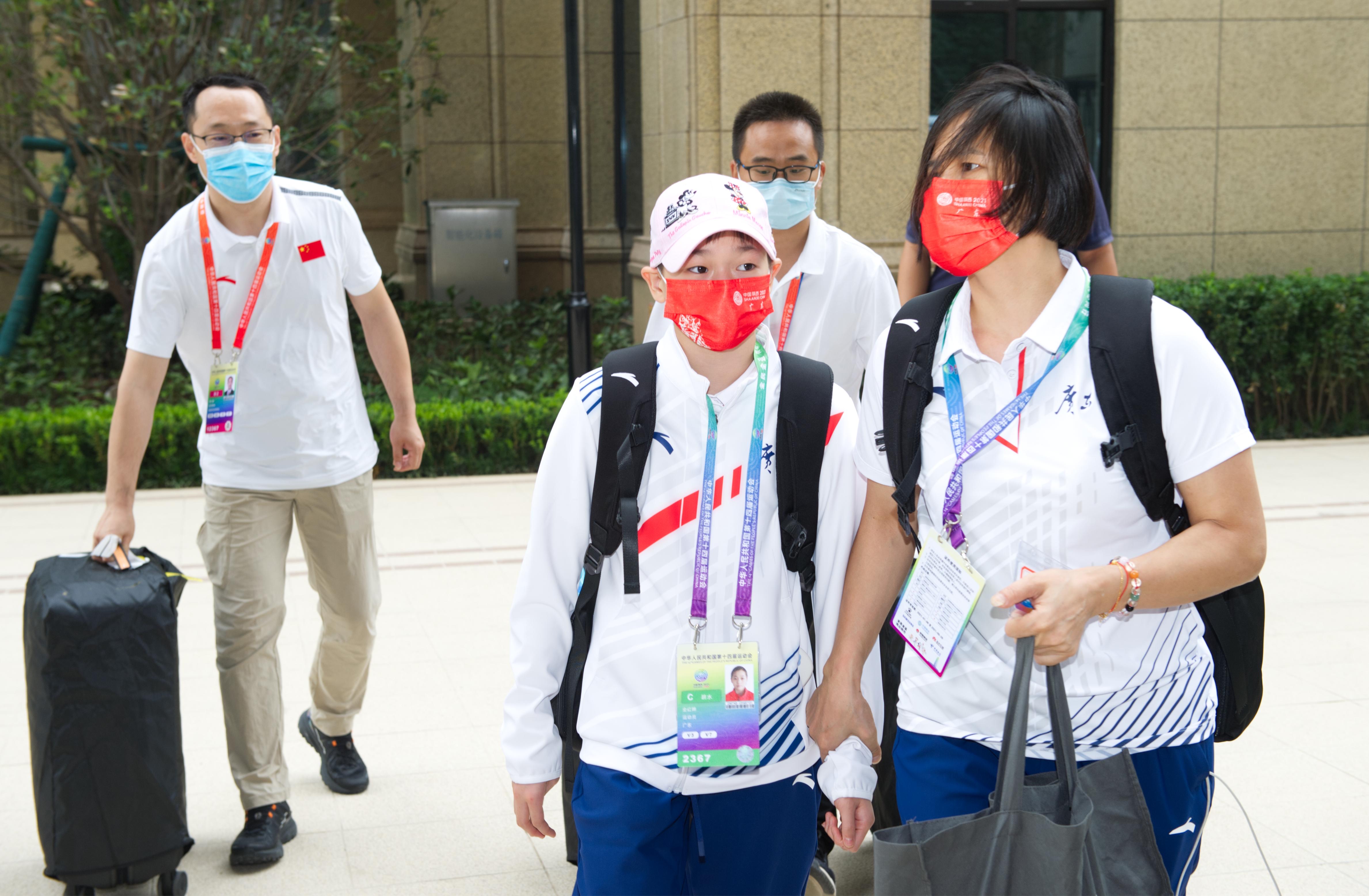 奥运冠军全红婵抵达全运村