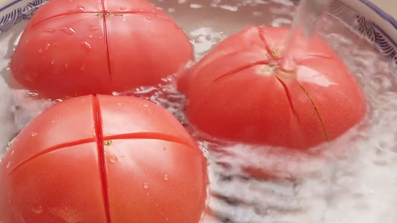 2個西紅柿，一碗澱粉，鍋裡攪一攪，酸甜爽滑，越吃越想吃