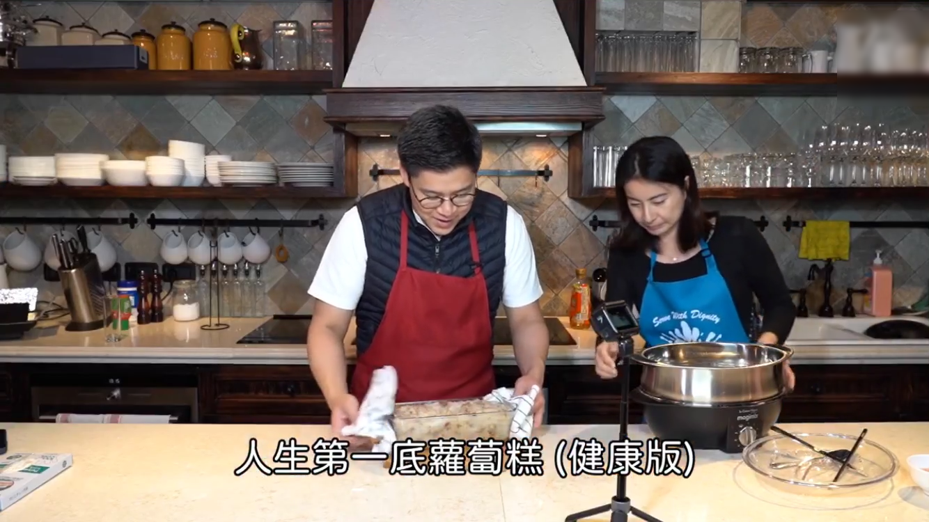 霍啟剛夫婦搭檔做美食，郭晶晶化身小助手，兩人搭配默契盡顯恩愛