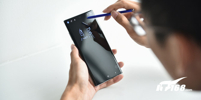 完成度最高的安卓机皇 三星Galaxy Note10+评测
